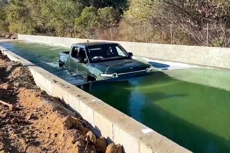 Видео: электрический пикап Rivian погрузили в воду по капот. И он едет