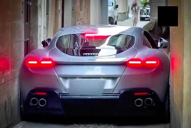 Видео: Ferrari Roma застрял на очень узкой улице в Италии