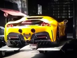 Видео: как не стоит спускать с автовоза очень дорогой и быстрый Ferrari