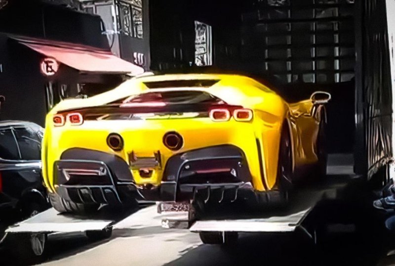 Видео: как не стоит спускать с автовоза очень дорогой и быстрый Ferrari