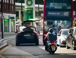 Видео: Tesla Model X разбила открытую дверь об автобус