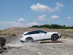 Внедорожный Mercedes-Benz C-Class, долгожданное спорткупе Nissan и первый серийный электрокар Genesis: главное за неделю