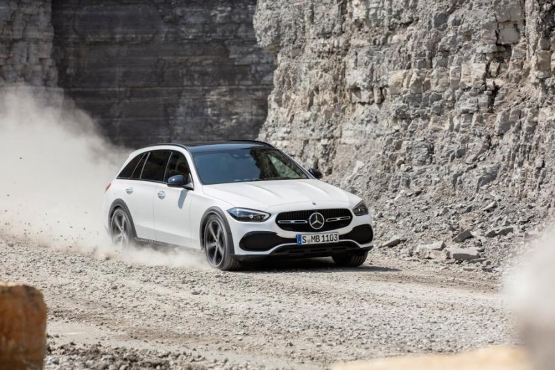 Внедорожный Mercedes-Benz C-Class, долгожданное спорткупе Nissan и первый серийный электрокар Genesis: главное за неделю