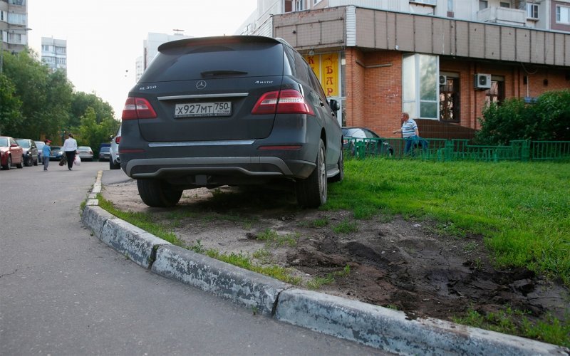 
            Власти рассказали, сколько водителей оштрафовали за парковку на газонах
        