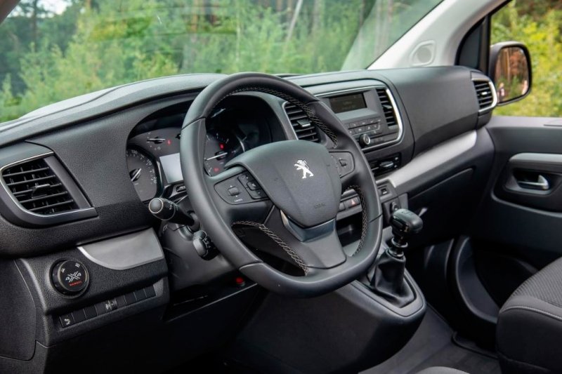 
            Peugeot привезла в Россию Traveller для дальних путешествий
        