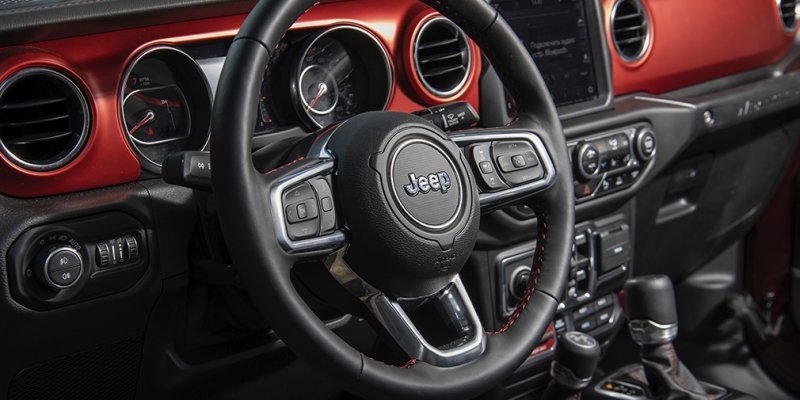 
            Бадди-муви. Тест-драйв Defender и Jeep Wrangler на танковом полигоне
        