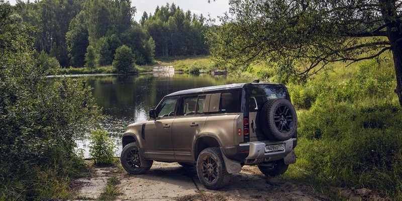 
            Бадди-муви. Тест-драйв Defender и Jeep Wrangler на танковом полигоне
        