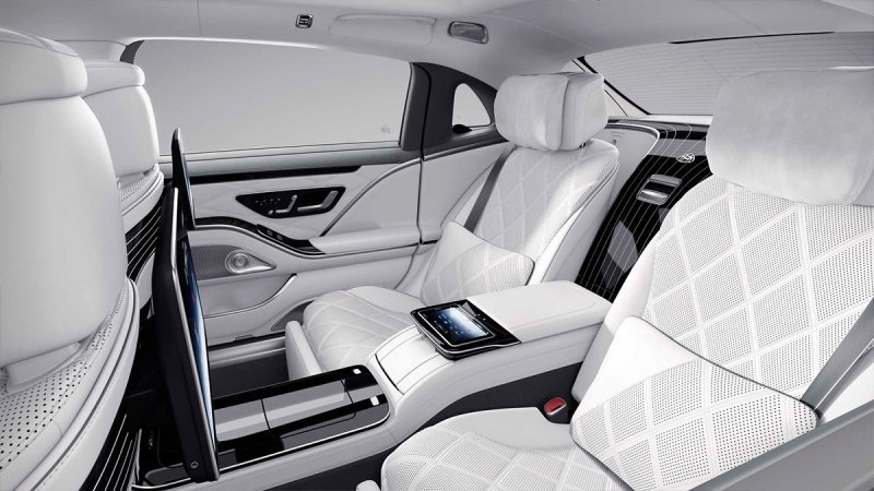 
            Maybach отметил 100-летие выпуском роскошного S-Class в мотором V12
        