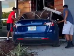 Кроссовер Tesla Model Y на высокой скорости протаранил здание. Видео