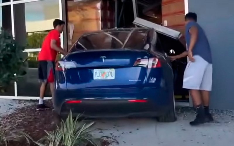 
            Кроссовер Tesla Model Y на высокой скорости протаранил здание. Видео
        