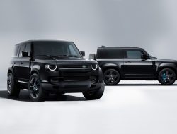 Land Rover представил особый Defender в честь новой части бондианы