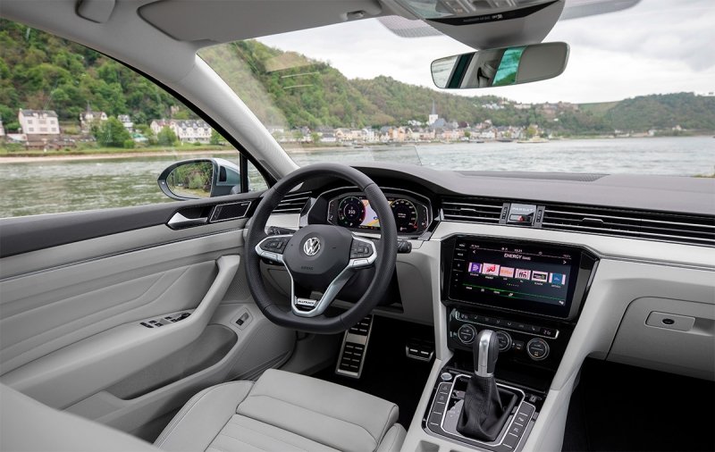 
            Volkswagen привез в Россию полноприводный универсал Passat Alltrack
        
