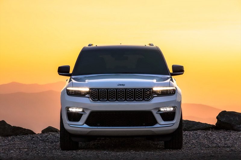 
            Jeep представил новый Grand Cherokee. Внедорожник привезут в Россию
        