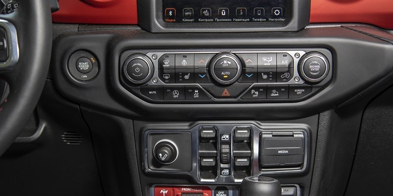 
            Бадди-муви. Тест-драйв Defender и Jeep Wrangler на танковом полигоне
        