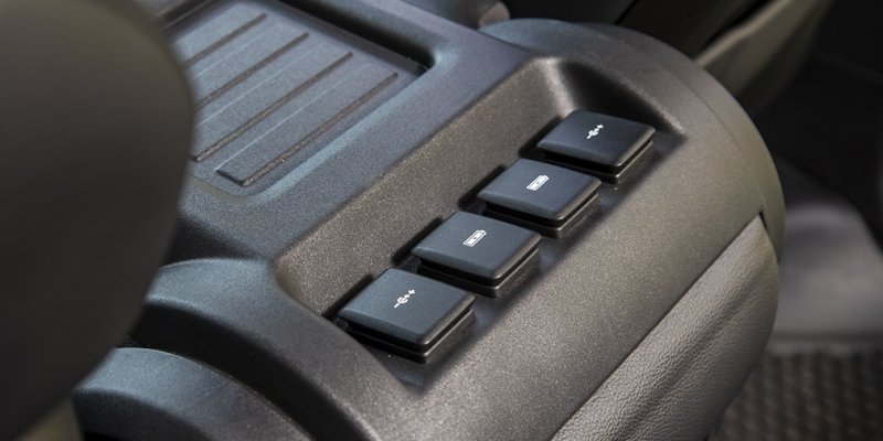 
            Бадди-муви. Тест-драйв Defender и Jeep Wrangler на танковом полигоне
        