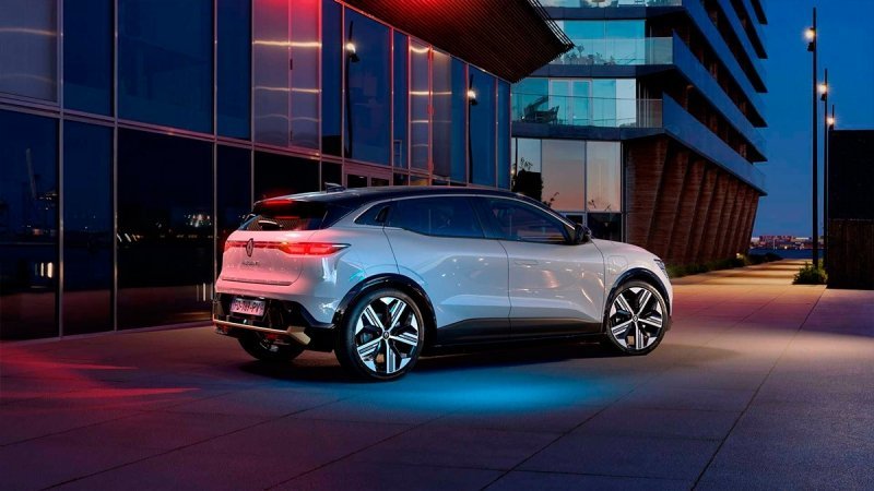 
            Renault выпустила серийную версию кроссовера Megane
        