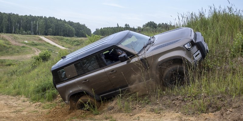 
            Бадди-муви. Тест-драйв Defender и Jeep Wrangler на танковом полигоне
        
