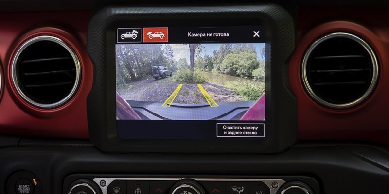 
            Бадди-муви. Тест-драйв Defender и Jeep Wrangler на танковом полигоне
        