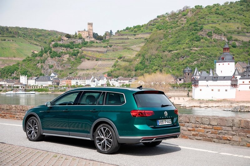 
            Volkswagen привез в Россию полноприводный универсал Passat Alltrack
        