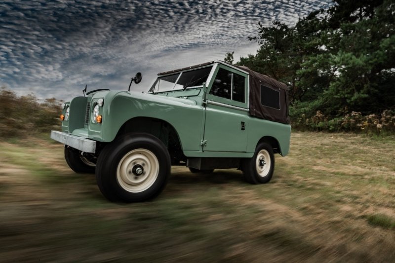 
            Классический Land Rover 60-летней давности превратили в электрокар
        