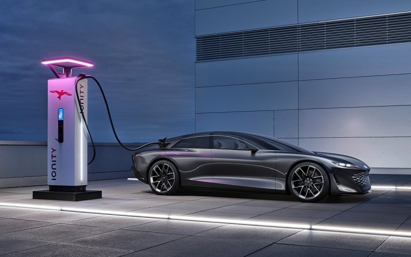 
            Audi показала Grandsphere с распашными дверьми. А еще он больше A8
        
