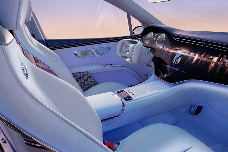 
            Mercedes показал новый большой кроссовер Maybach
        