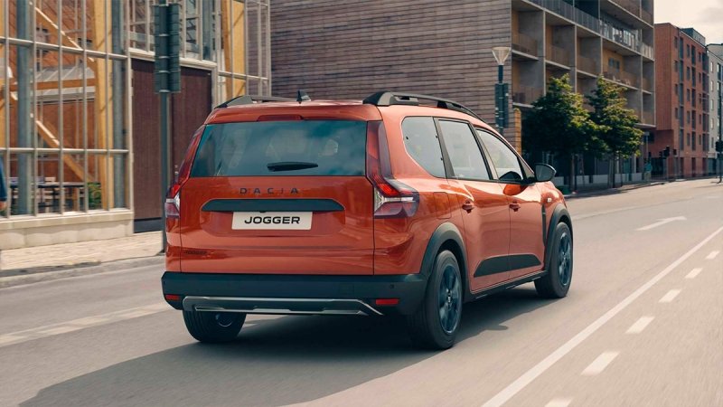 
            Dacia представила семиместный кроссвэн Jogger
        