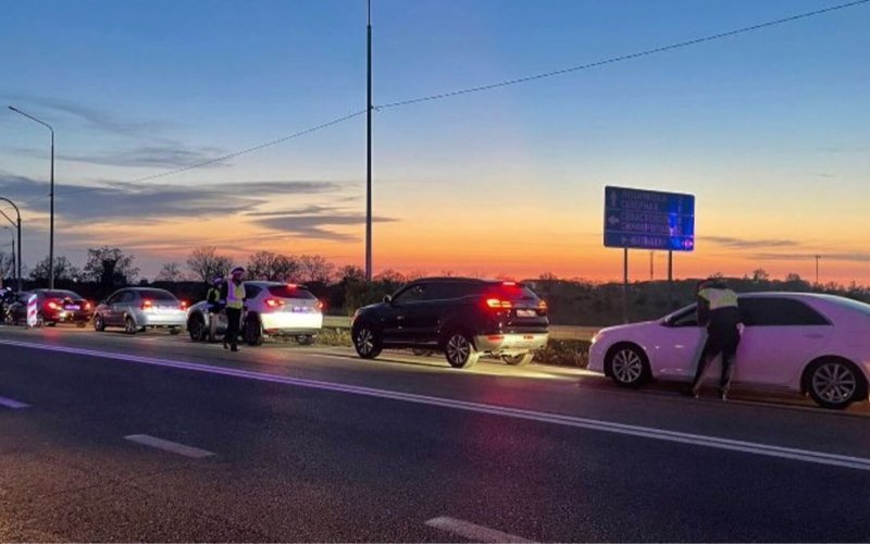 
            Водителям пообещали сплошные проверки на дорогах. Где они пройдут
        