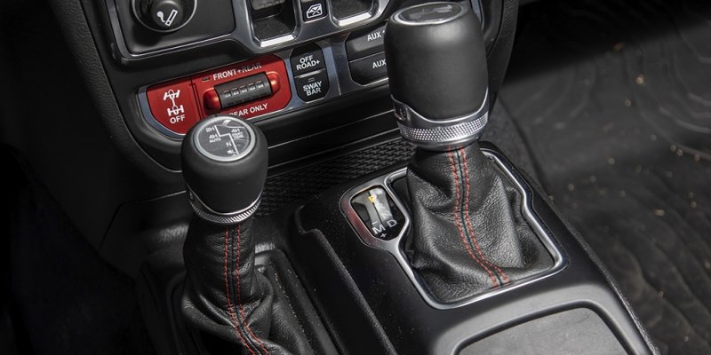 
            Бадди-муви. Тест-драйв Defender и Jeep Wrangler на танковом полигоне
        