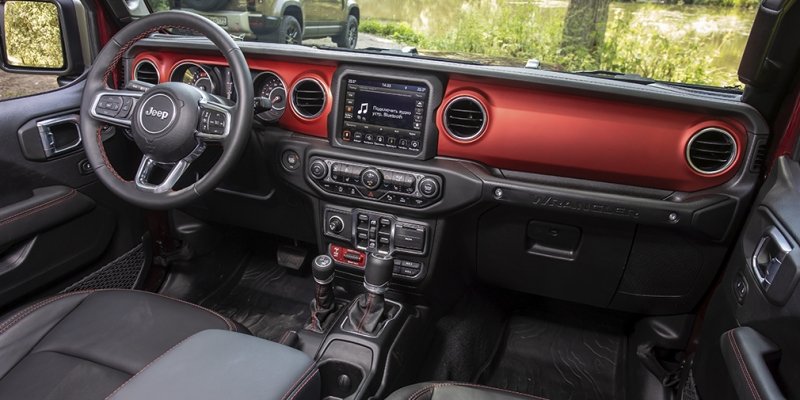 
            Бадди-муви. Тест-драйв Defender и Jeep Wrangler на танковом полигоне
        