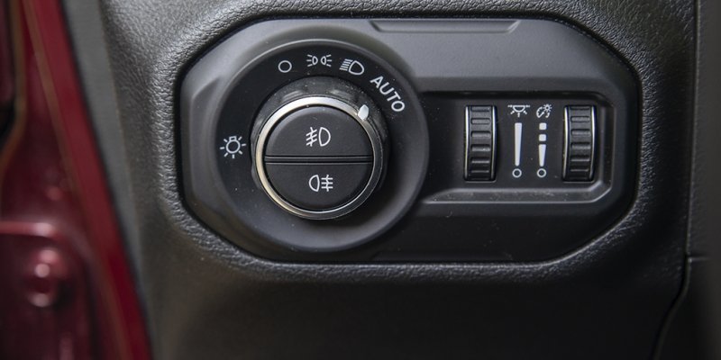 
            Бадди-муви. Тест-драйв Defender и Jeep Wrangler на танковом полигоне
        