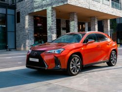 Lexus привез в Россию модернизированный кроссовер UX