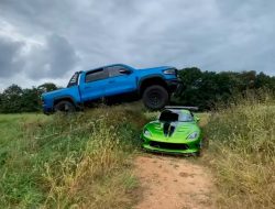 Блогер за рулем Ram 1500 TRX перепрыгнул Viper ACR. Видео
