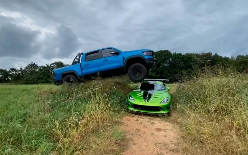 
            Блогер за рулем Ram 1500 TRX перепрыгнул Viper ACR. Видео
        