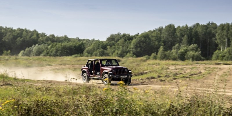 
            Бадди-муви. Тест-драйв Defender и Jeep Wrangler на танковом полигоне
        