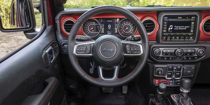 
            Бадди-муви. Тест-драйв Defender и Jeep Wrangler на танковом полигоне
        