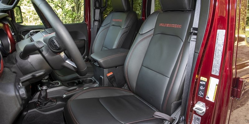 
            Бадди-муви. Тест-драйв Defender и Jeep Wrangler на танковом полигоне
        