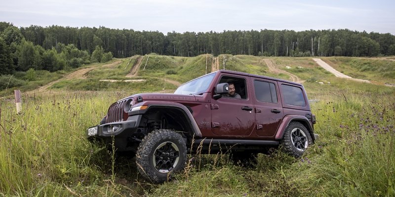 
            Бадди-муви. Тест-драйв Defender и Jeep Wrangler на танковом полигоне
        