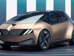BMW показала электрокар из вторсырья. Фото