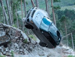 Самый мощный Range Rover в новой части бондианы: погоня по бездорожью