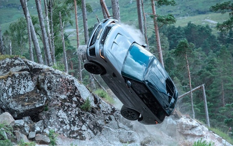 
            Самый мощный Range Rover в новой части бондианы: погоня по бездорожью
        