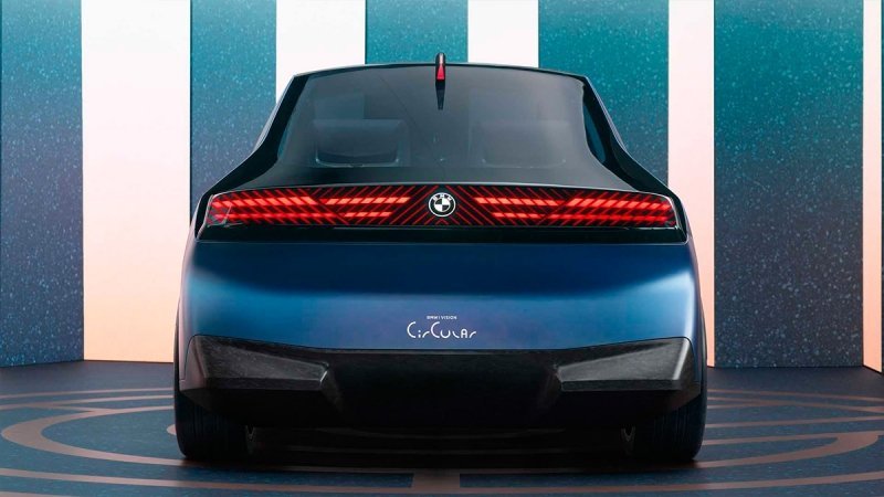 
            BMW показала электрокар из вторсырья. Фото
        