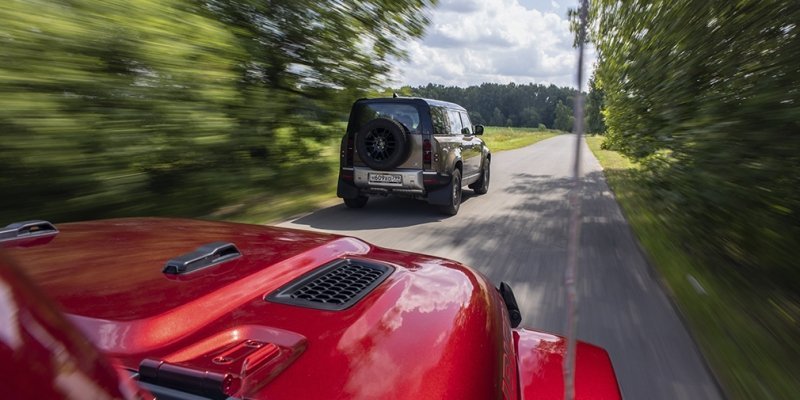 
            Бадди-муви. Тест-драйв Defender и Jeep Wrangler на танковом полигоне
        
