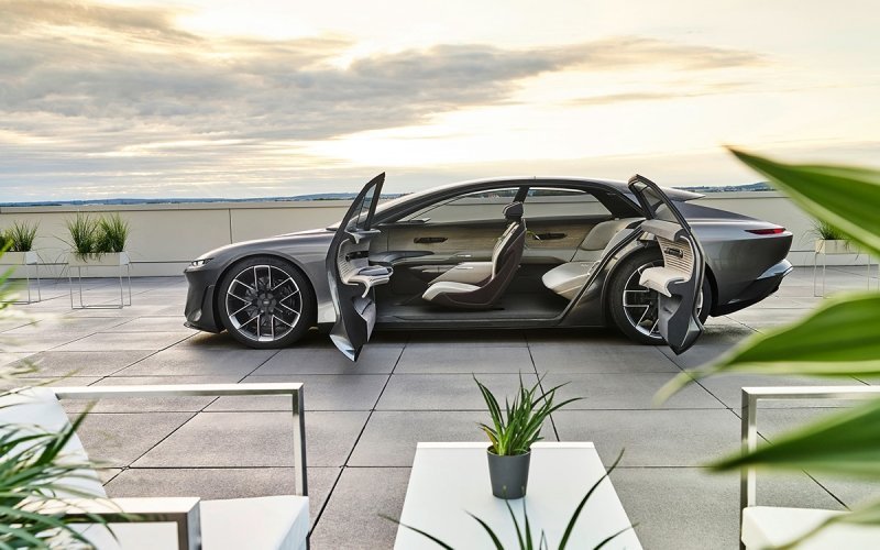 
            Audi показала Grandsphere с распашными дверьми. А еще он больше A8
        