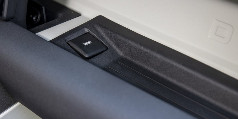 
            Бадди-муви. Тест-драйв Defender и Jeep Wrangler на танковом полигоне
        
