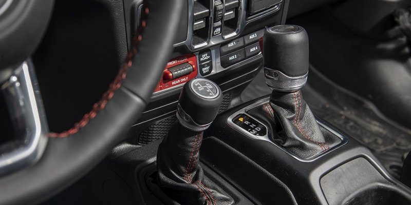 
            Бадди-муви. Тест-драйв Defender и Jeep Wrangler на танковом полигоне
        