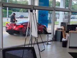 Американец угнал Chevrolet Corvette Stingray прямо из автосалона. Видео