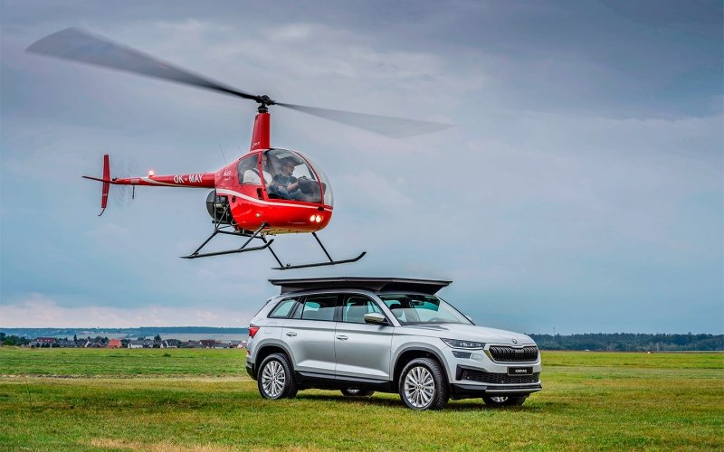 
            На крышу кроссовера Skoda Kodiaq посадили вертолет. Видео
        