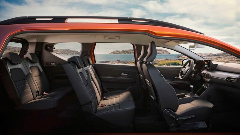 
            Dacia представила семиместный кроссвэн Jogger
        