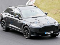 Aston Martin выкатил на тесты новую версию кроссовера DBX